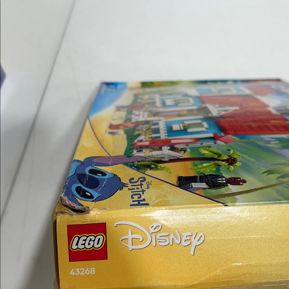 LEGO 43268 Disney Tropical Beach House Set with Red Roof - New with Dented Box - Picture 4 of 4